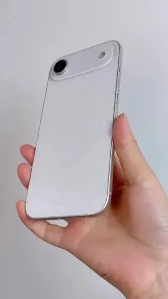 iPhone Air機身厚度只有0.564cm,去年推出時已因為薄身設計而被注意到與Mini Kelly等細袋嘅配搭可能性。