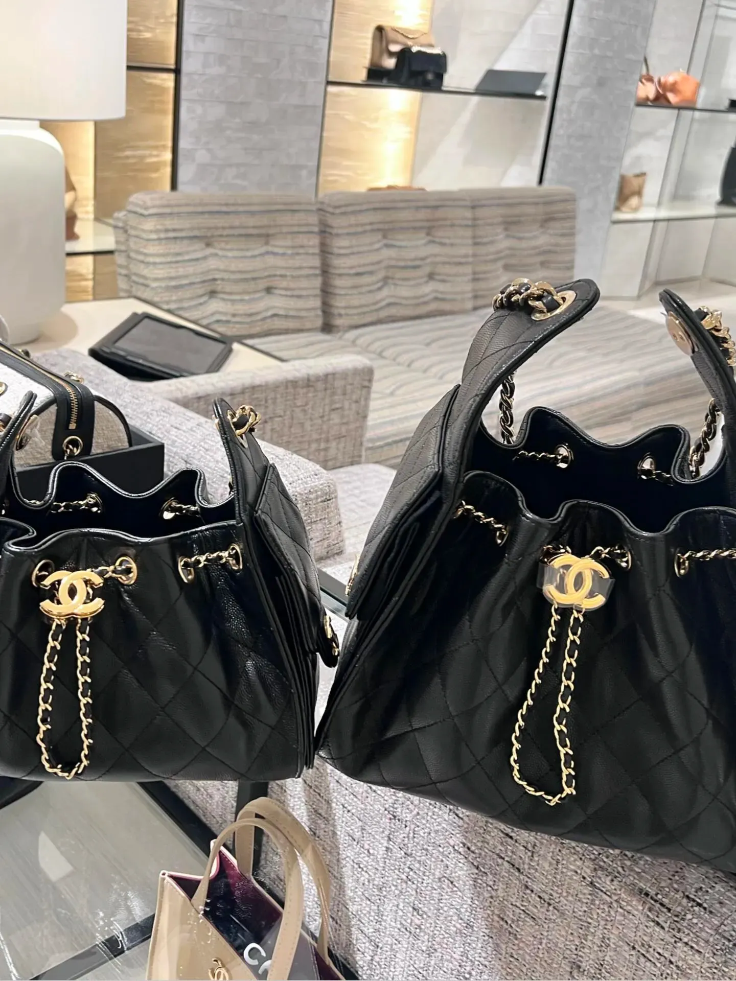 Chanel 25有不同尺寸選擇,Mini偏向輕便日常使用,Small就提供較充足嘅容量;尺寸選擇亦會直接影響佢究竟係偏向「小袋造型」定「日常主袋」。