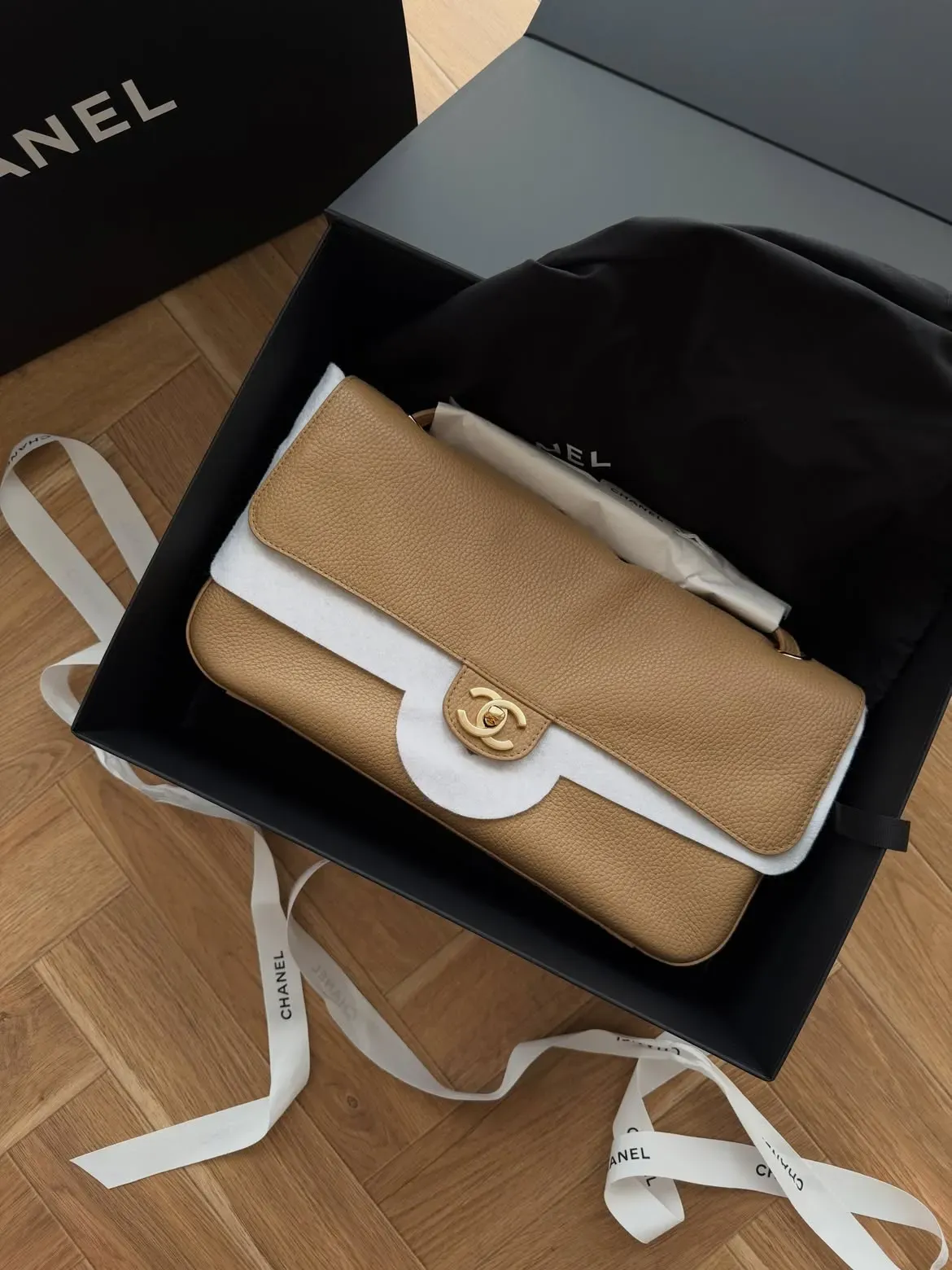 CHANEL Maxi Flap實物,大袋身配柔軟垂墜輪廓,容量明顯較傳統Flap款寬裕,亦係海外用家近期討論較多嘅尺寸。