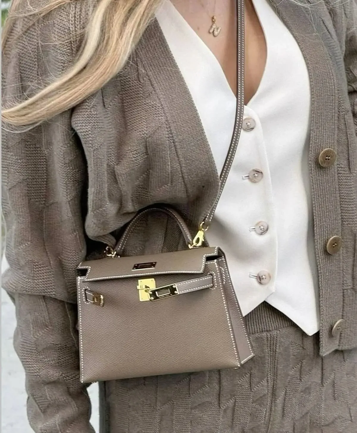 Hermès 手袋尺寸對上身比例影響明顯,有收藏者建議親身試孭不同尺寸,因為實際比例同重量感可能與網上圖片有所差異。