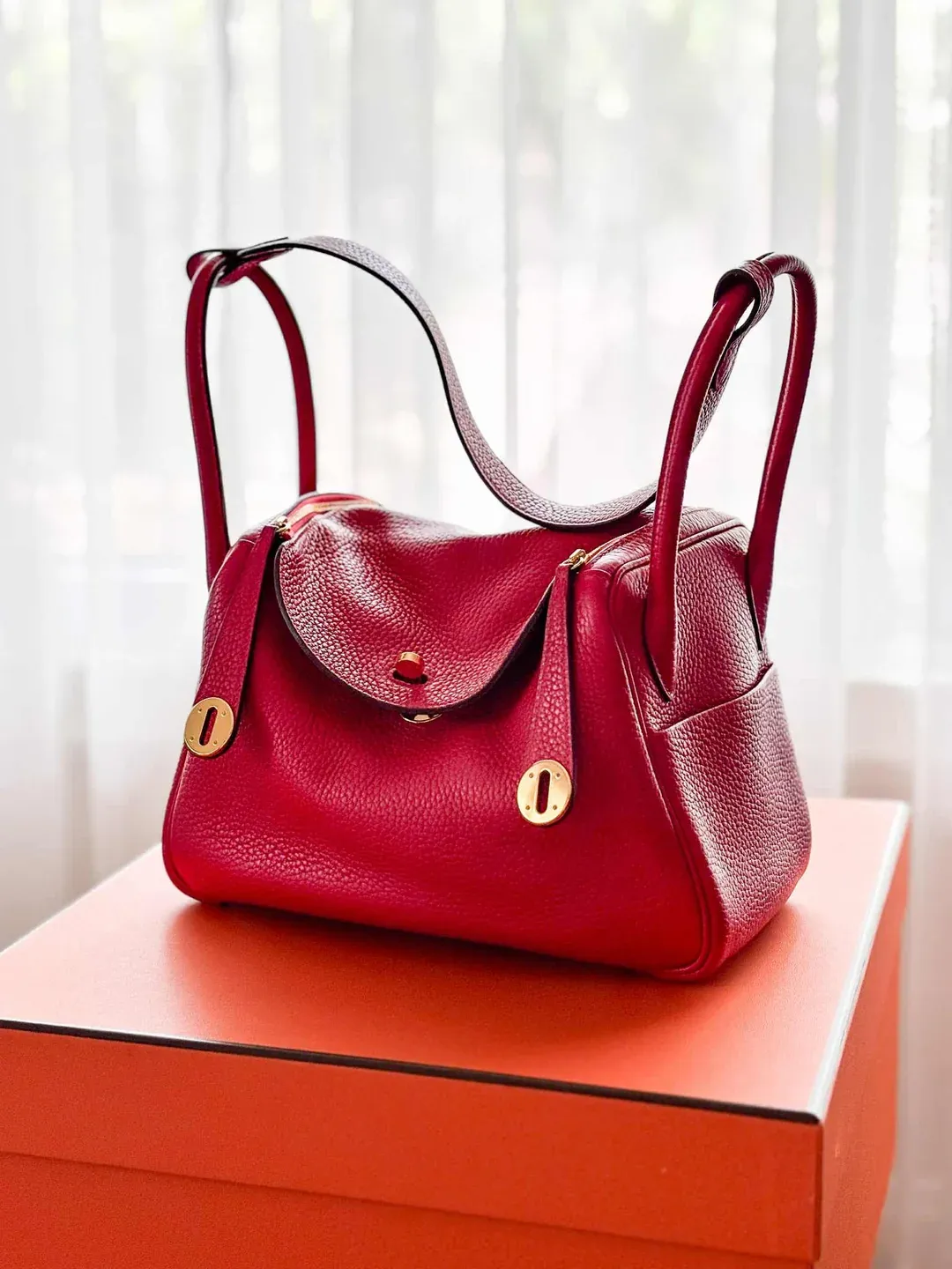 有收藏者同時擁有&nbsp;Hermès 24/24 29&nbsp;同&nbsp;Lindy 26，認為兩款都適合日常使用，但定位並唔相同。