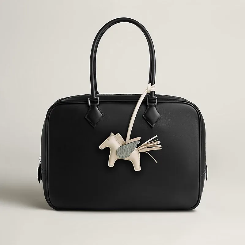 Hermès Rodeo Pegase PM Charm以Milo小羊皮配霧面Mississippiensis鱷魚皮製作，香港售價已逾港幣一萬。