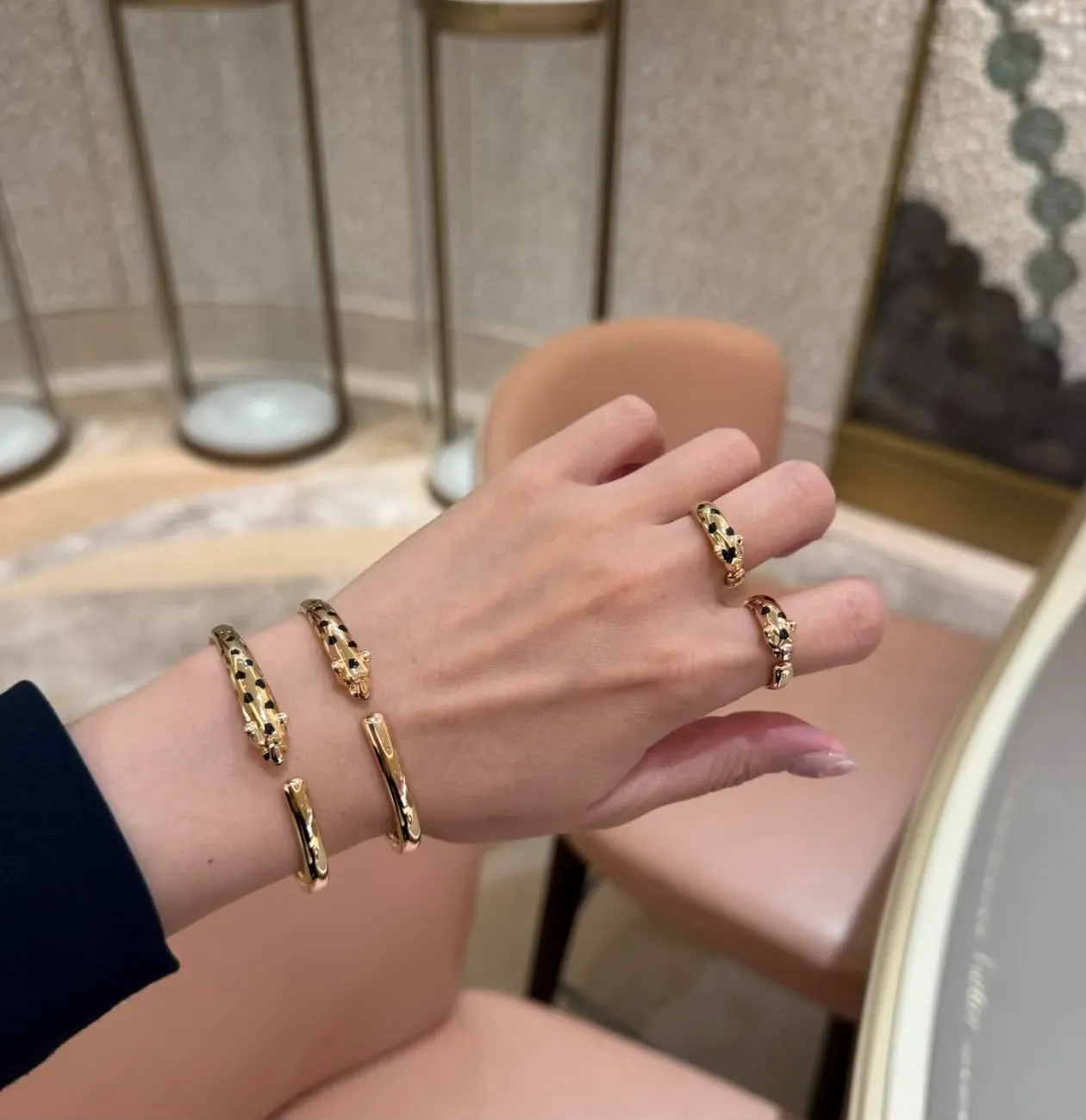 Cartier Panthère小型戒指新舊款對比，新款加入黑色亮漆斑紋，令原本較簡潔嘅小豹造型增加更明顯嘅視覺層次。