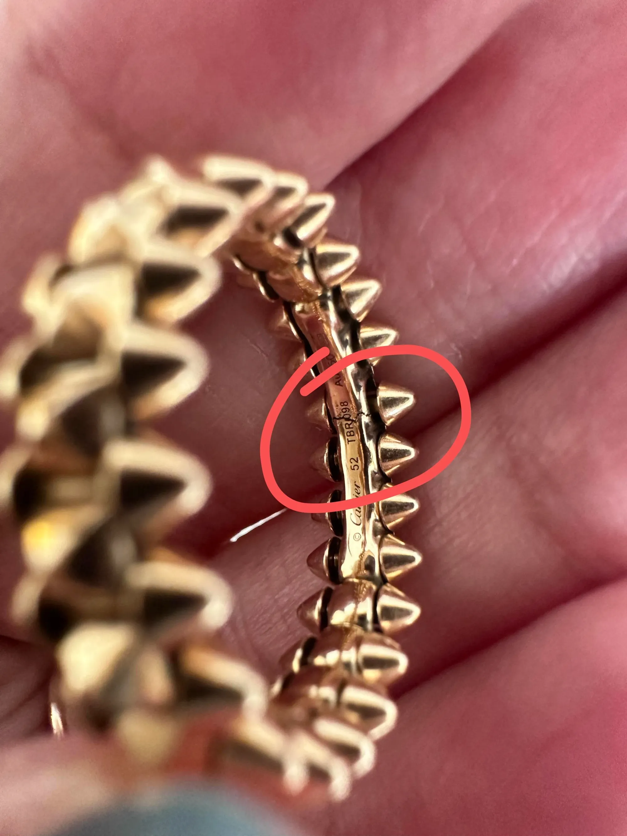 三亞免稅店購入嘅&nbsp;Cartier CLASH&nbsp;戒指出現斷裂，帖主先後經三亞、上海及香港專櫃處理，最終獲通知可以免費更換。