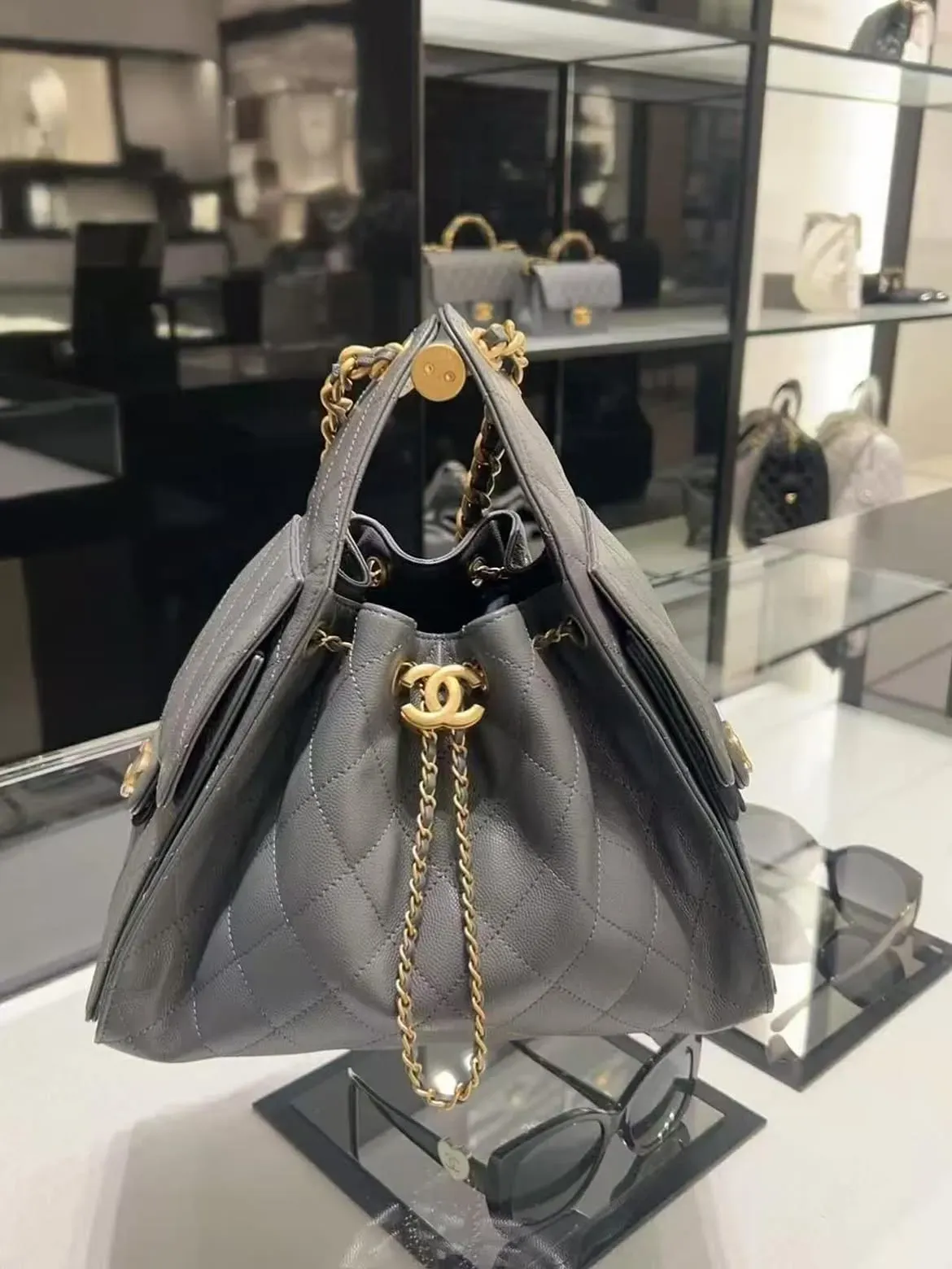 CHANEL 25代表較鮮明嘅當代設計取向;對部分用家而言,買新款本身就係享受當下嘅時裝感,未必每個袋都需要以「用幾十年」作為衡量標準。