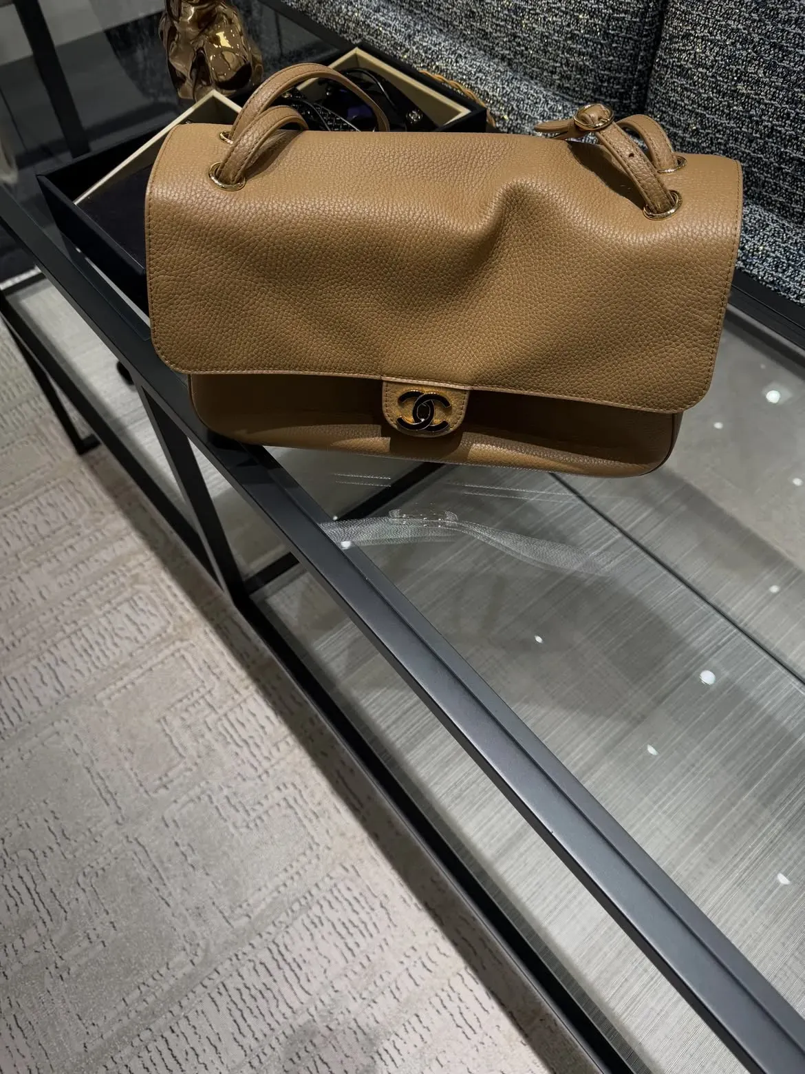 CHANEL Maxi Flap實物,雖然香港售價於2026年9月20日調整,但海外用家分享嘅重點仍然係貨量及心水款式供應。