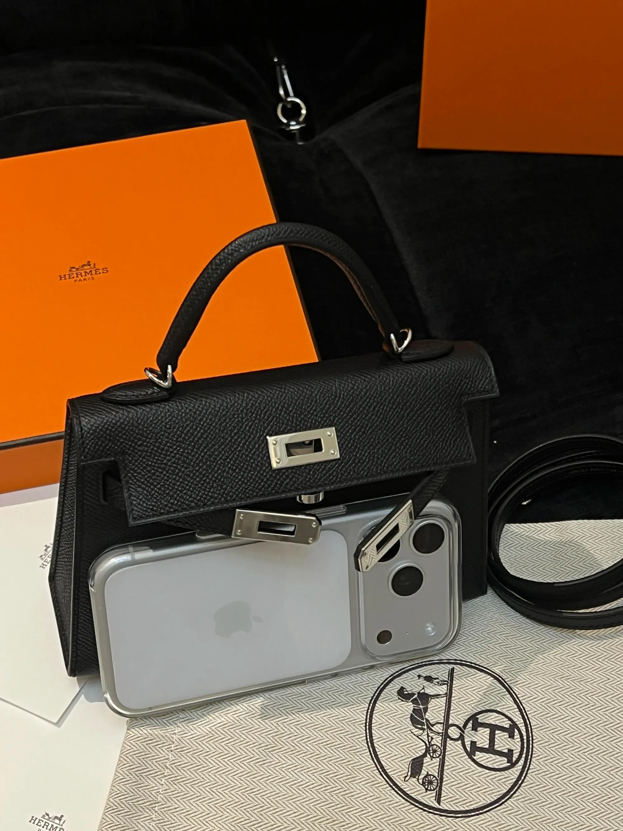 iPhone 18 Pro尺寸為15 × 7.19 × 0.875cm,機身較Duo摺合後長,但闊度較窄。
