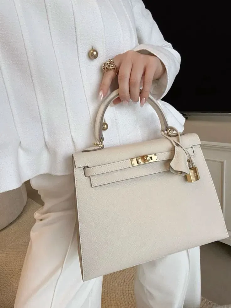 Kelly 25 Sellier係今次獲提供嘅Quota Bag，網民提供嘅價格為US$13,224.54，折合約HK$10.37萬。