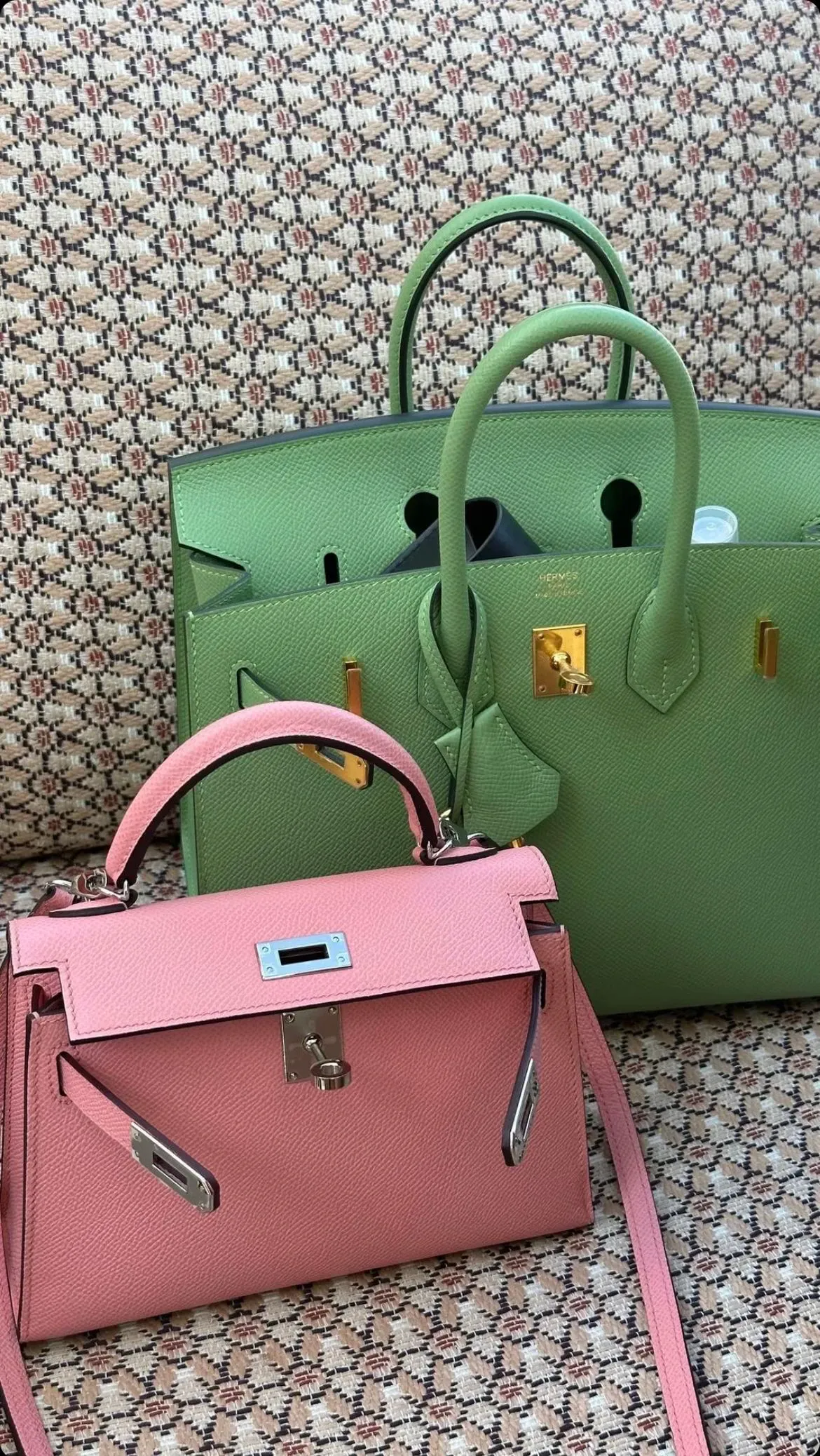 當收藏者喺 Mini Kelly 同 Birkin 25 之間難以取捨時,最後往往會由顏色、皮革同 Hardware 配置作決定。不同皮革呈現嘅光澤、挺身程度同使用感受亦有所不同。