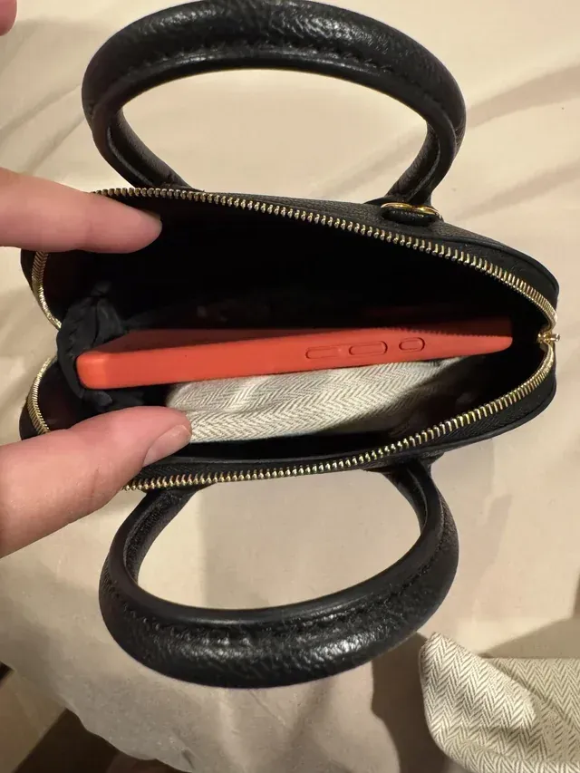 網民分享 iPhone 16 Pro 放入 Mini Bolide 嘅實際收納情況,顯示袋內空間除咗手機之外,一般仲可以放入卡套、車匙、AirPods 等日常用品,亦係唔少收藏者認為 Mini Bolide 實用性較高嘅原因之一。