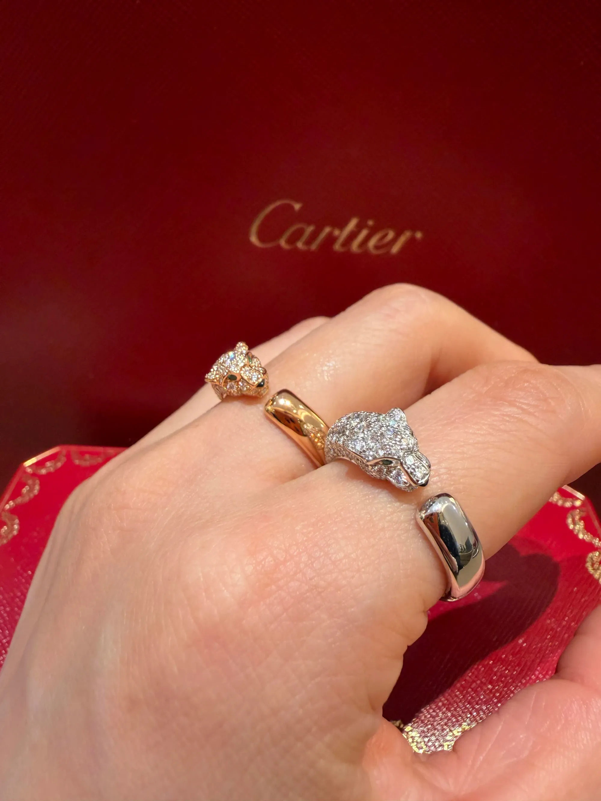 Cartier Panthère小型戒指三個價格級別：原有款HK$30,500、新款HK$32,600起，以及半鋪鑽石版本HK$97,000起；同樣係小型Panthère，價格差距主要來自設計細節及鑽石配置。
