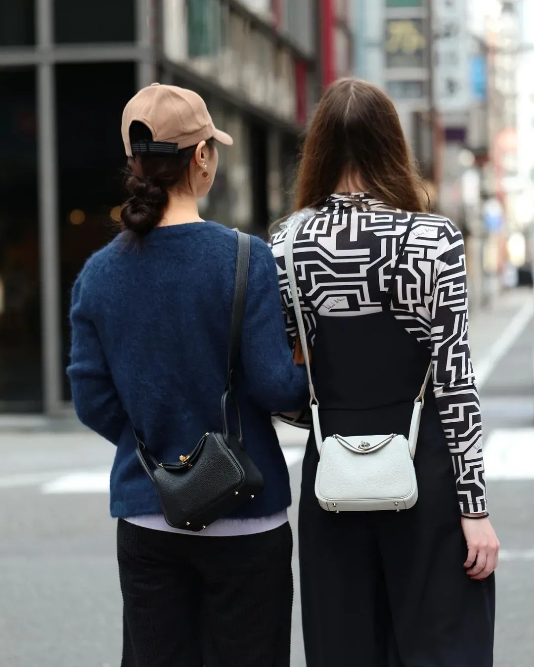 2026年Hermès Mini Lindy官方價格持續調整,以Taurillon Clemence版本為例,香港售價由2023年HK$55,200升至2026年HK$67,400,三年間升幅約22%。