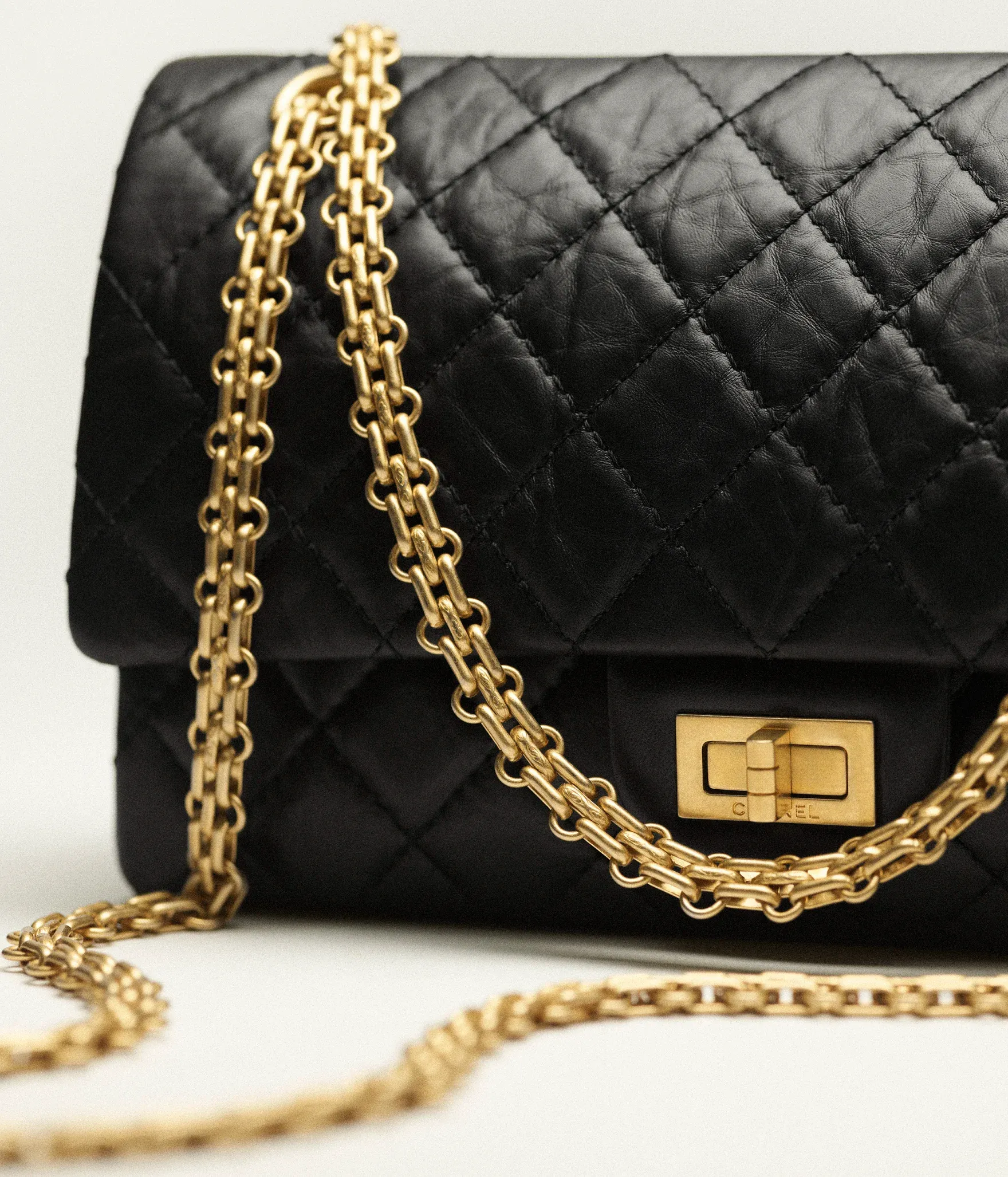 CHANEL 2.55手袋,採用經典 Mademoiselle鎖扣,亦係2.55最具代表性嘅設計元素之一。