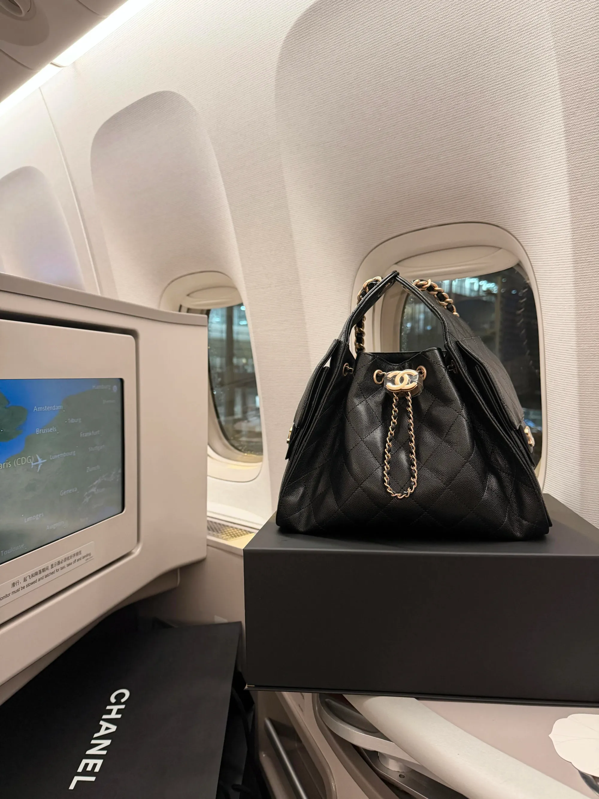 Chanel 25嘅另一個優勢係使用場景比較廣,由日常返工、食飯,到旅行及家庭活動都可以出現;功能性亦可能成為佢抵抗潮流退熱嘅其中一個因素。