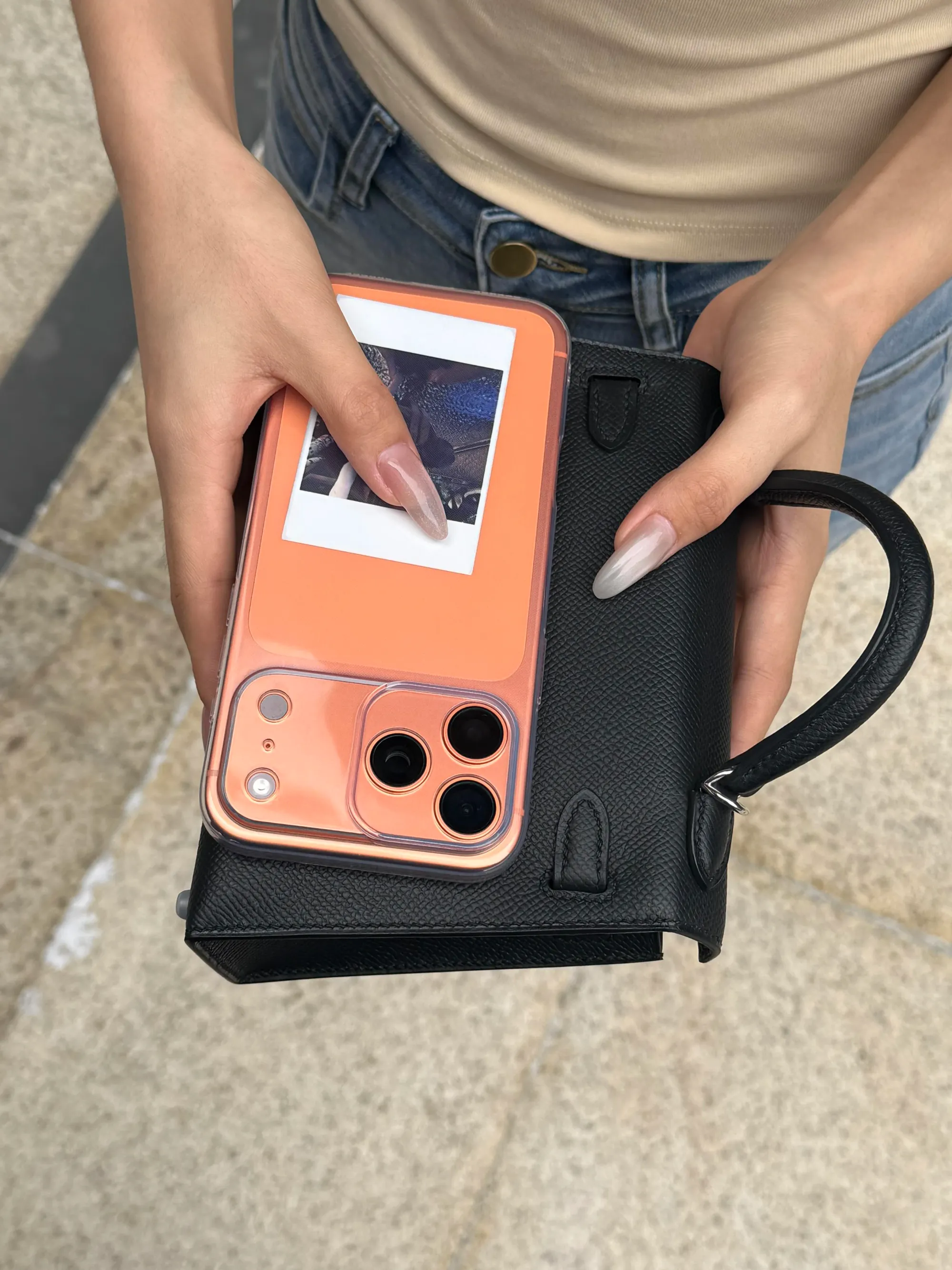 上年已有網民分享新購入嘅iPhone 17 Pro放入Mini Kelly時出現「放唔入」情況,有網民回應指要將手機打斜放入先可以收納,但亦有人認為呢種取放方式唔算方便,反映手機尺寸即使符合袋身長度,實際使用時嘅角度同取放空間同樣重要。