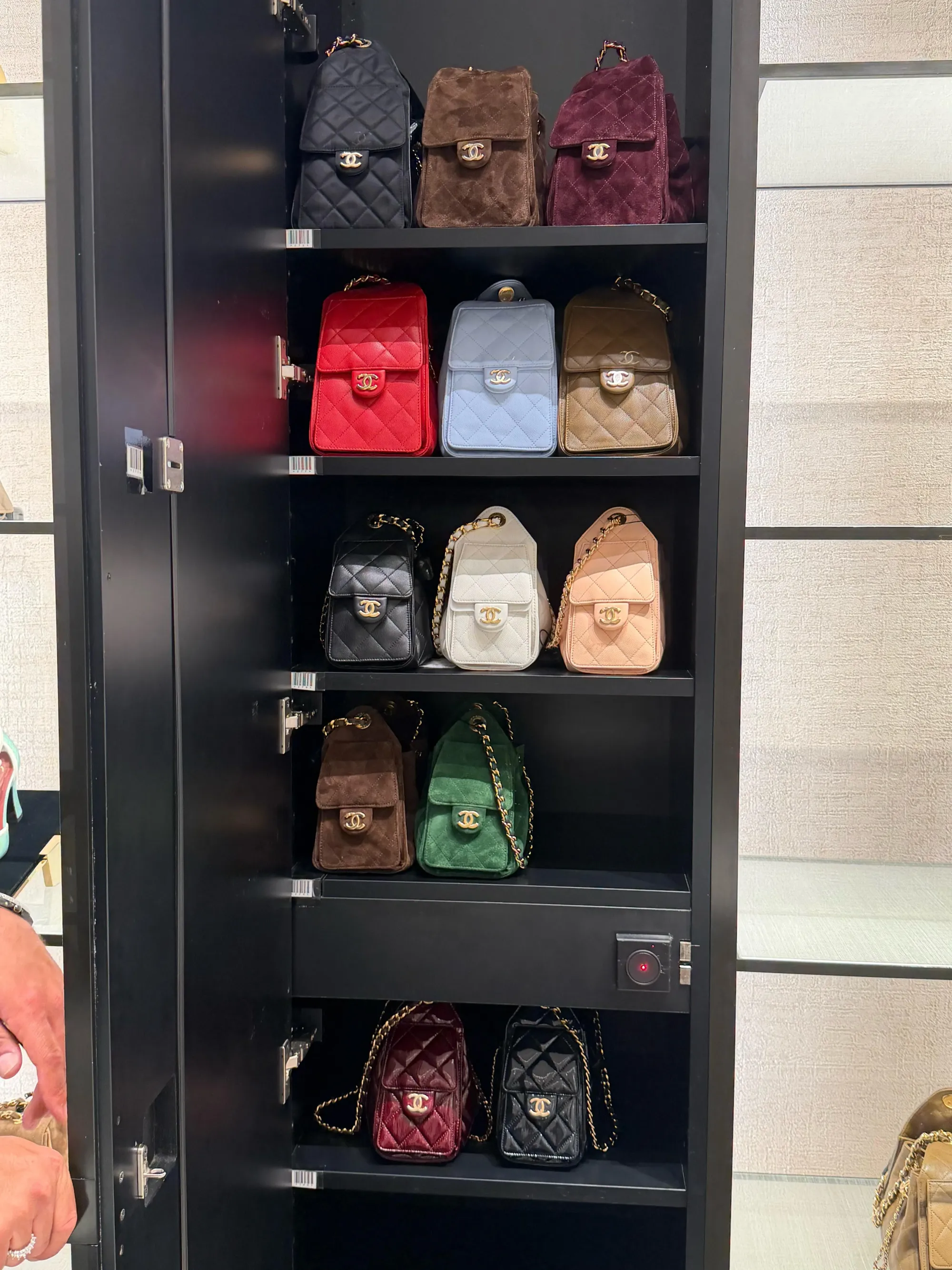日本 vs 香港CHANEL 25加幅比較|香港9月四個尺寸加幅均高過日本。