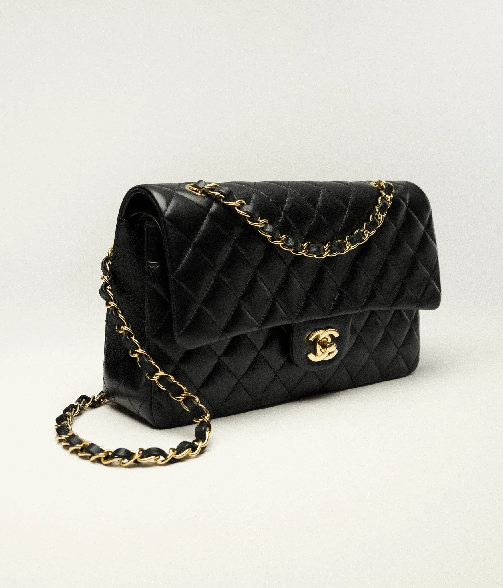 CHANEL Classic 11.12手袋,採用經典 CC Logo鎖扣,係Classic Flap系列其中一個代表性設計元素。