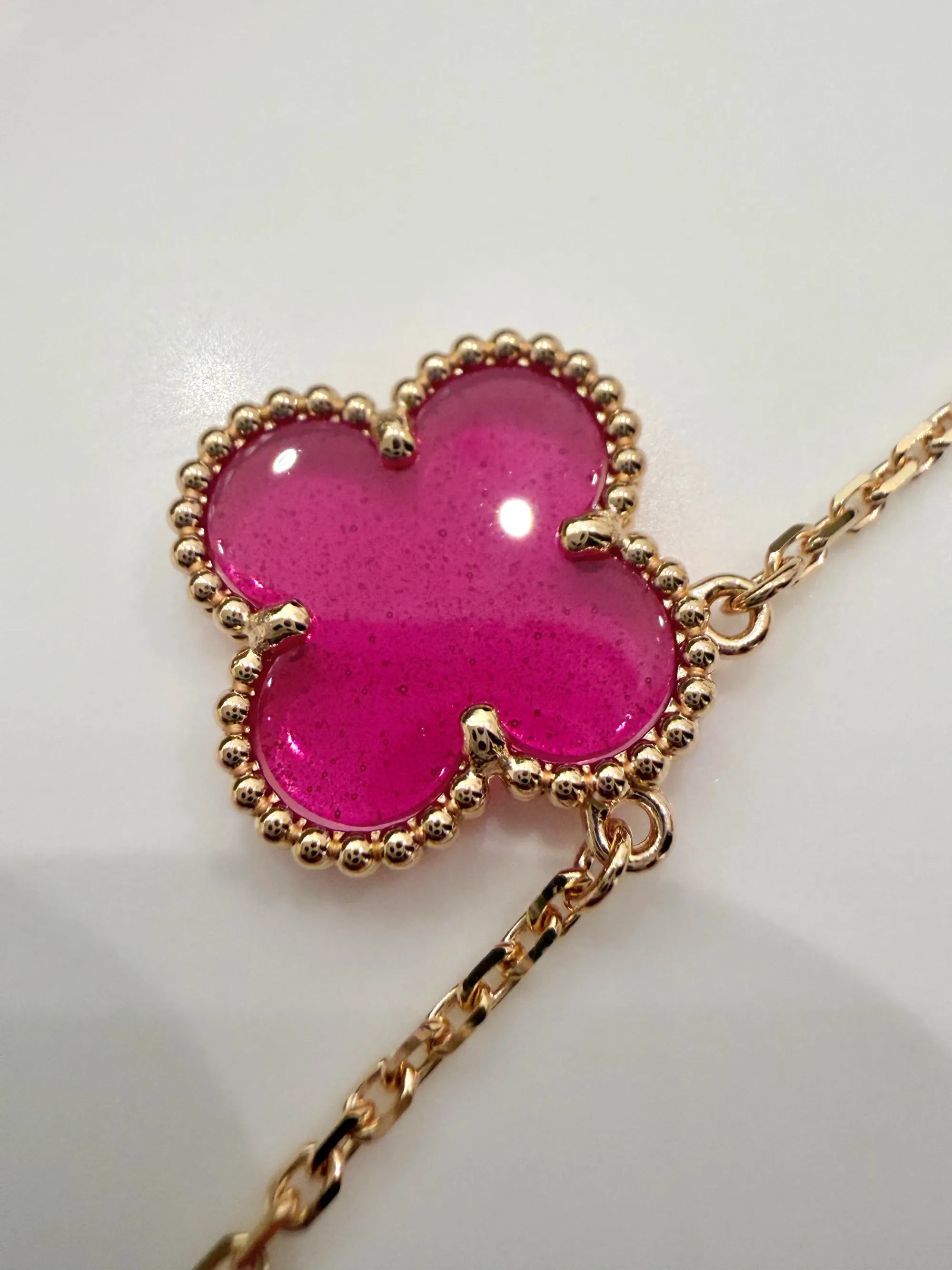 近距離觀察Pink Enamel，可見半透明琺瑯內部嘅細小氣泡；呢種工藝效果亦成為正式上市後網民討論作品質感嘅其中一個焦點。
