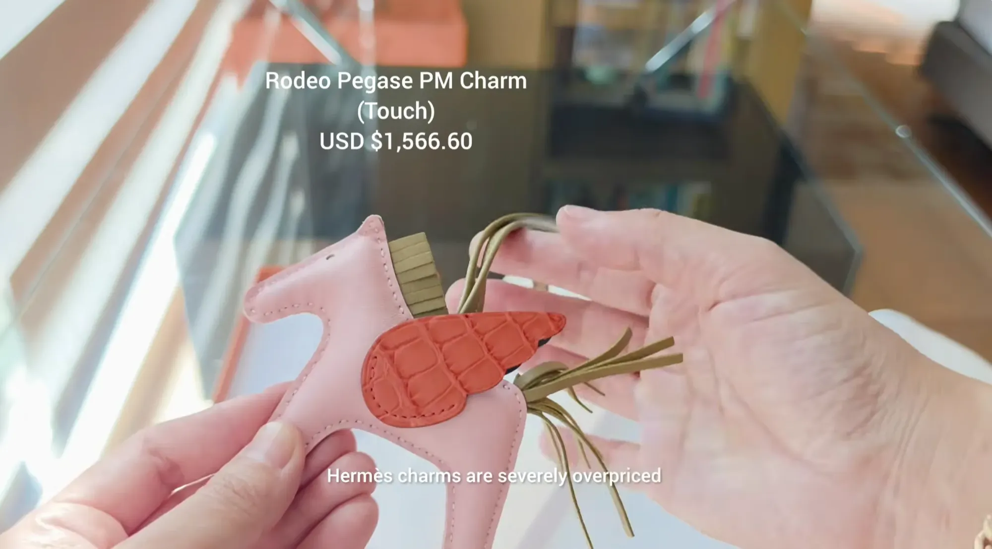 Pegasus Charm帶有Crocodile元素，係SA提出Kelly 25後再提供嘅配件，價格為US$1,566.60，約HK$1.23萬，因此並不計入今次Pre-spend比例。
