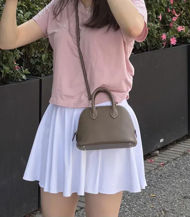 身高約 155 cm 嘅收藏者分享 Mini Bolide 上身效果,表示袋身比例自然,唔會顯得過大,容量亦足夠應付日常外出需要。