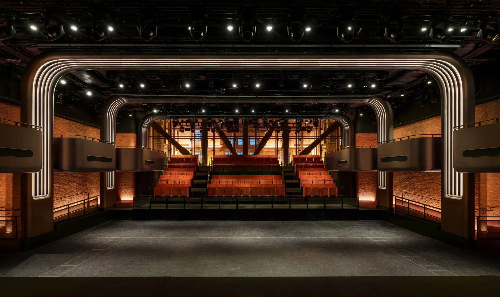 場館容量為 600 人,主打親密感,但硬件規格卻達到體育館巡迴演唱會級別。