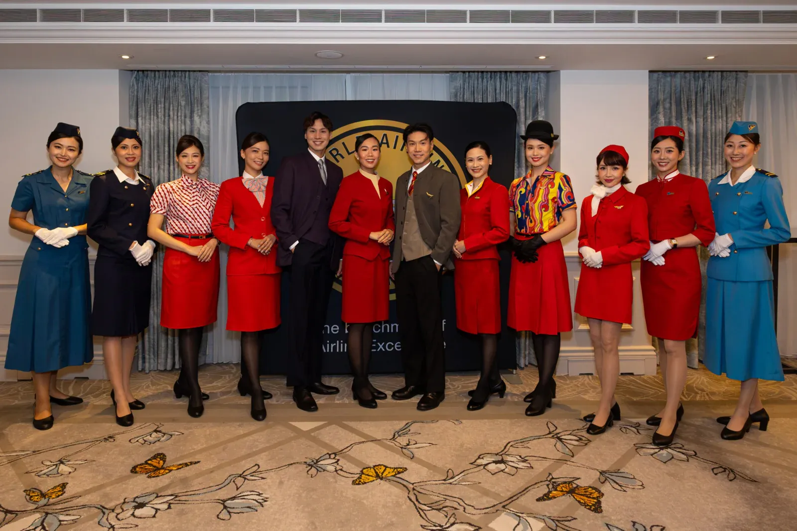 航空業嘅硬體(例如飛機型號、座位闊度)容易用資金複製,但機艙服務員嘅專業態度、應變能力同親切感,就需要長時間嘅企業文化積澱。國泰能夠奪得「全球最佳機艙服務員」,證明佢哋喺人員培訓同服務文化上依然保持國際頂尖水準。