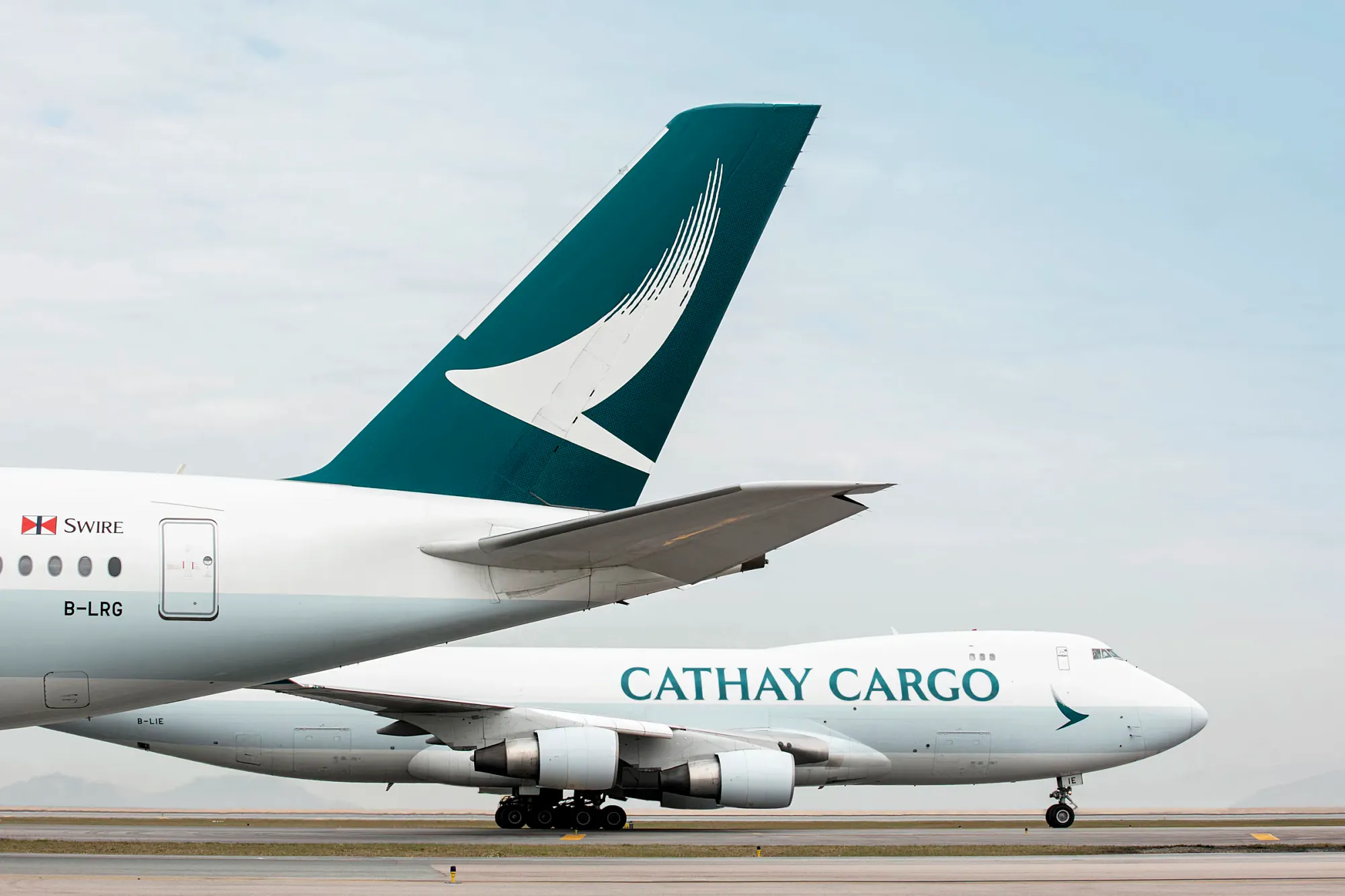 國泰貨運目前擁有 20 架波音(Boeing)747F 貨機機隊,呢批貨機憑住強大嘅載重量同埋可以由機鼻入貨(Nose-loading)嘅特性,一直係運送大型超重貨物嘅主力。