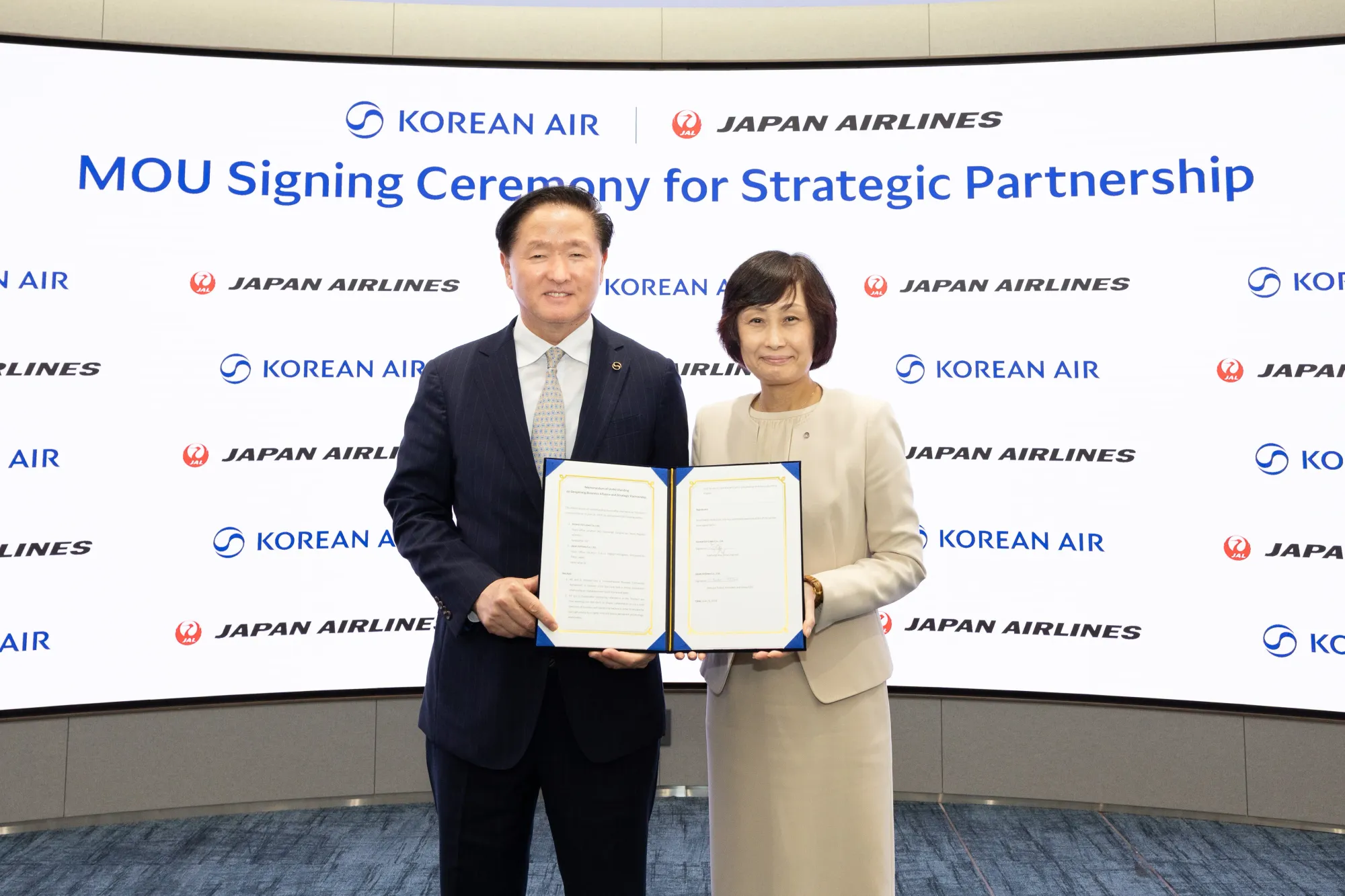 日本航空(Japan Airlines,股票代號:9201,簡稱 JAL)與大韓航空(Korean Air,股票代號:003490,簡稱 KE)喺2026年9月3日聯合發布新聞稿,正式宣布深化雙方嘅戰略合作夥伴關係。