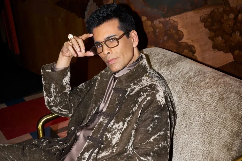 Karan Johar（卡蘭·喬哈爾）絕對係一個重量級人物。近日佢正式宣布，陪伴咗觀眾 22 年嘅明星訪談節目《Koffee With Karan》將會喺第九季正式完結。