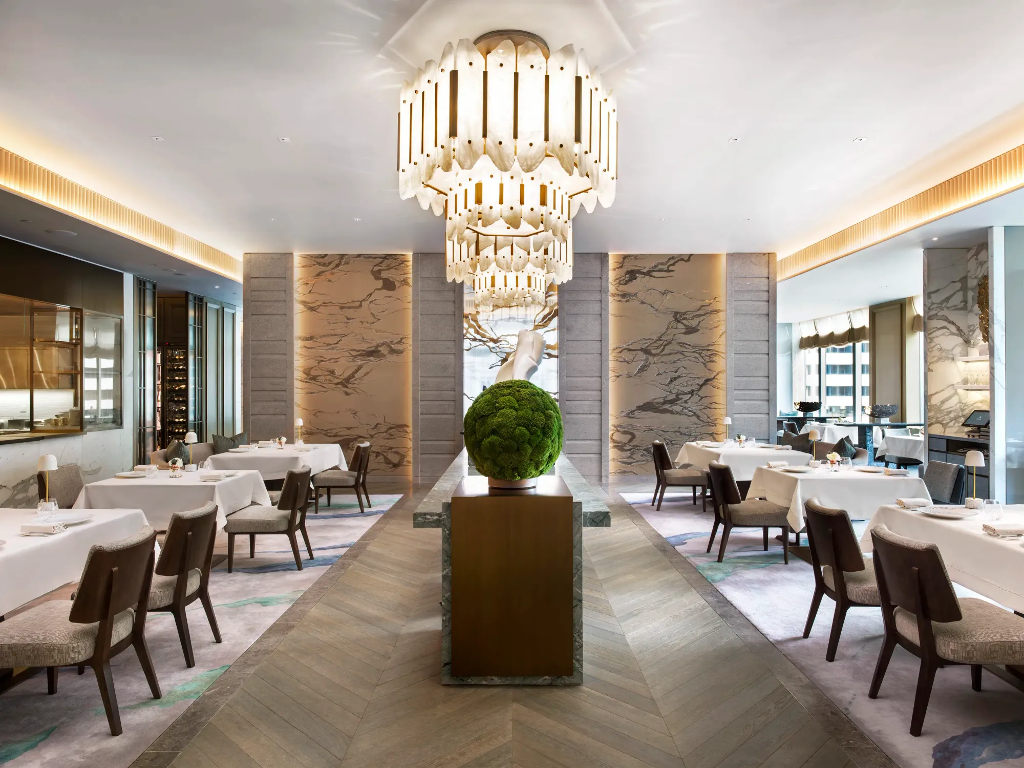 影片取景地點係香港瑞吉酒店(The St. Regis Hong Kong)。