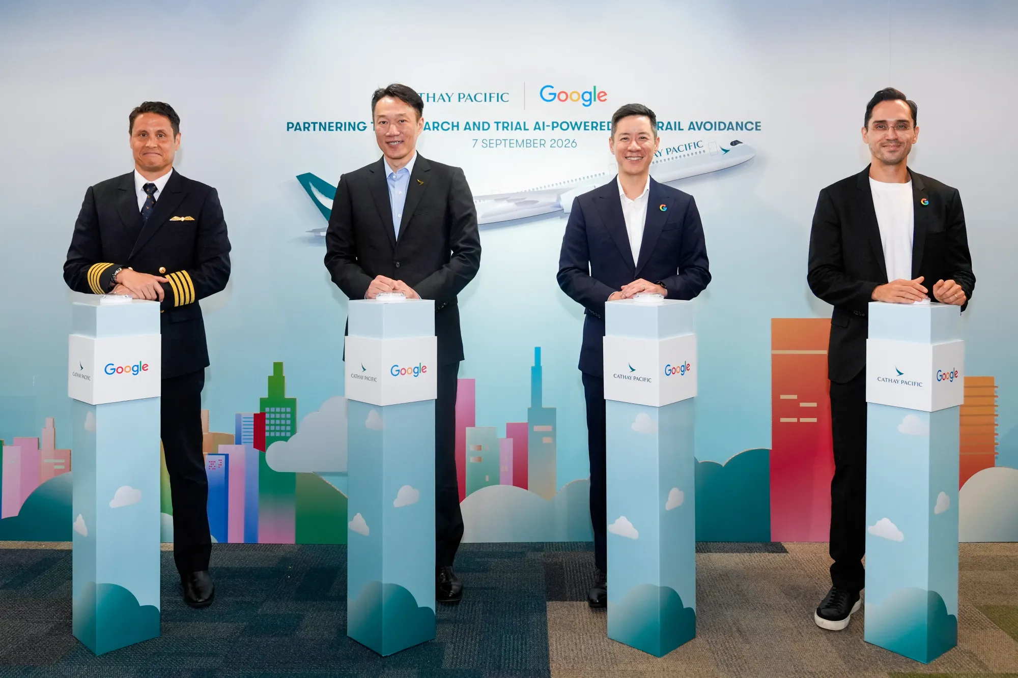 國泰航空與 Google 合作,共同推進航跡雲研究,以更全面了解航空業對氣候的影響。 (左起為國泰航空航線營運經理 Tony Pringle 機長、國泰數碼及資訊科技董事方逸翔、Google 香港銷售及營運總經理余名德及 Google 氣候與 AI 產品經理 Kemal Armada)
