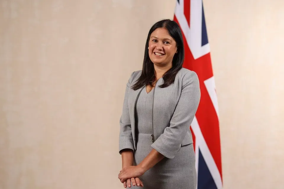 英國文化、傳媒及體育大臣麗莎·南迪(Lisa Nandy)9月9日向議會發表聲明,指出政府計畫要求科技公司建立「設備級別保護(Device-level protections)」。