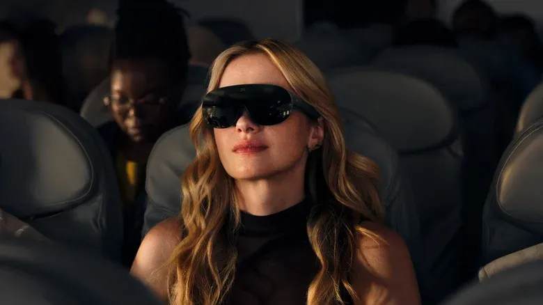 發佈會嘅主角級產品,係全新嘅 Meta VR Glasses。呢副眼鏡將完整虛擬現實功能融入輕量眼鏡框架,重量只有 100 克,官方聲稱比 Meta Quest 3 輕五倍。
