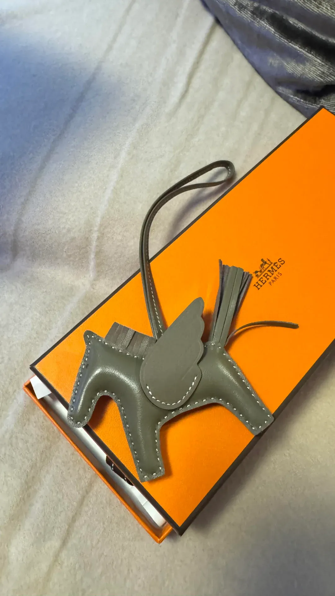 帖主購入 Hermès Rodeo Pegase PM charm 作紀念。相比一般 Rodeo 馬仔,Pegase 加入一對翅膀,因此Hermès 愛好者之間亦常以「飛馬」或「翼馬」稱呼呢款設計。