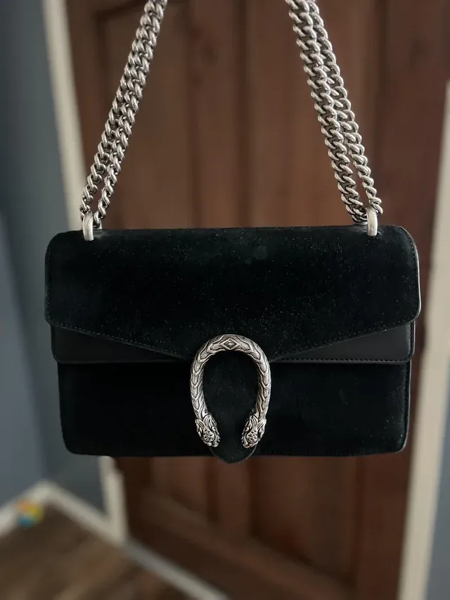 網民分享使用接近10年嘅黑色Gucci Dionysus Suede 手袋,袋面已出現 Pilling、毛面變化及少量變形,但仍然可以正常使用。