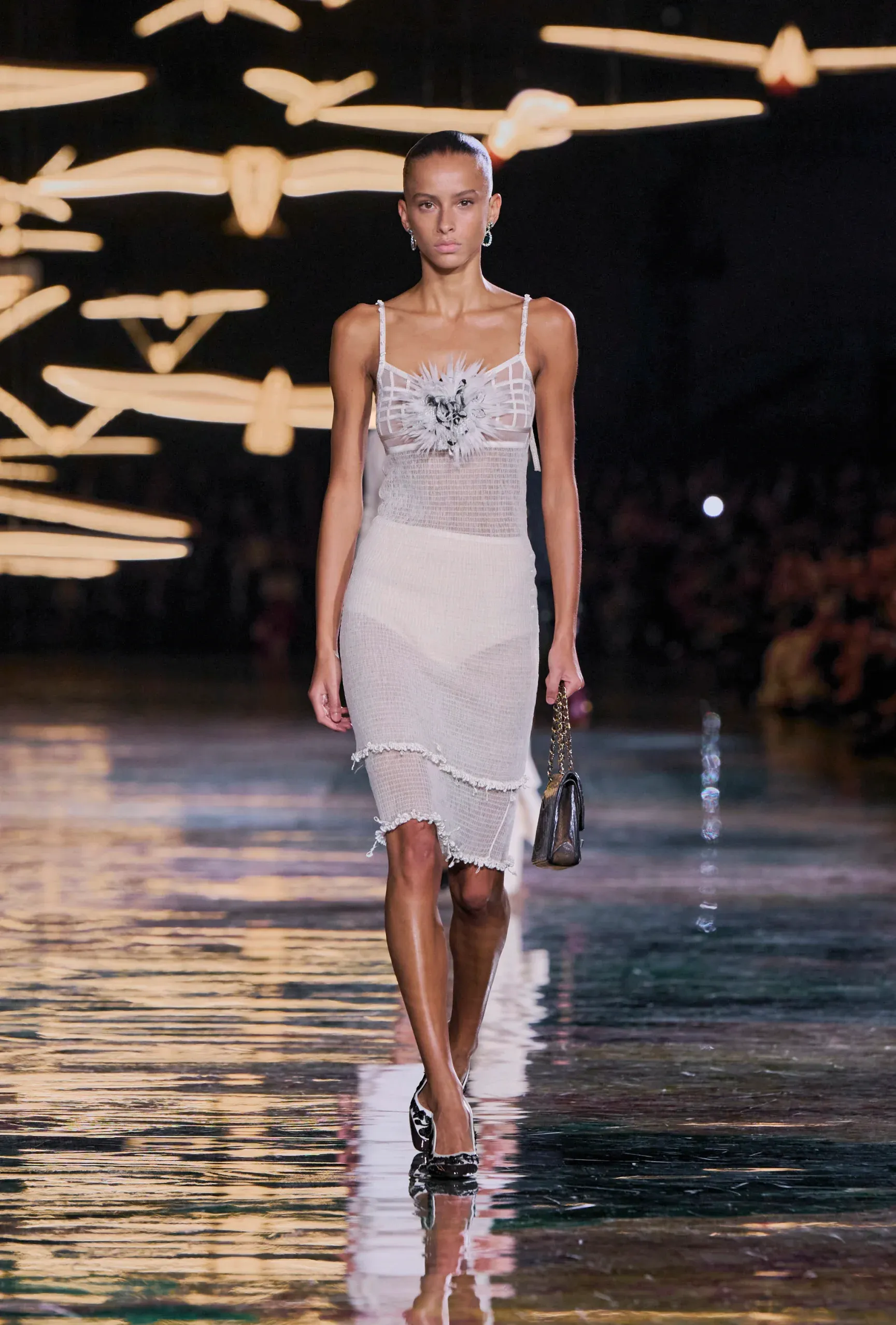 CHANEL Spring Summer 2027 開場造型,模特兒 Dyanira Hurbuscher 手持 Gabrielle Chanel 本人嘅 2.55 手袋出場。
