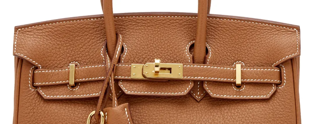 Hermès Birkin配Gold Hardware(GHW),金色五金與暖色或深色皮革形成經典搭配,是品牌最具代表性的五金組合之一。