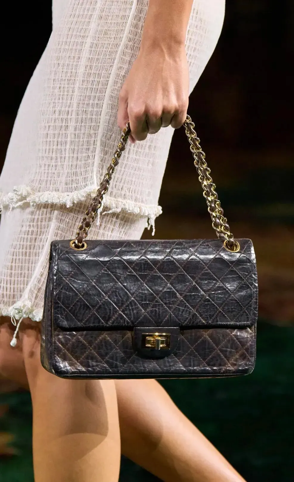 CHANEL Spring Summer 2027 開場造型中,Gabrielle Chanel 本人 2.55 手袋嘅近鏡細節。