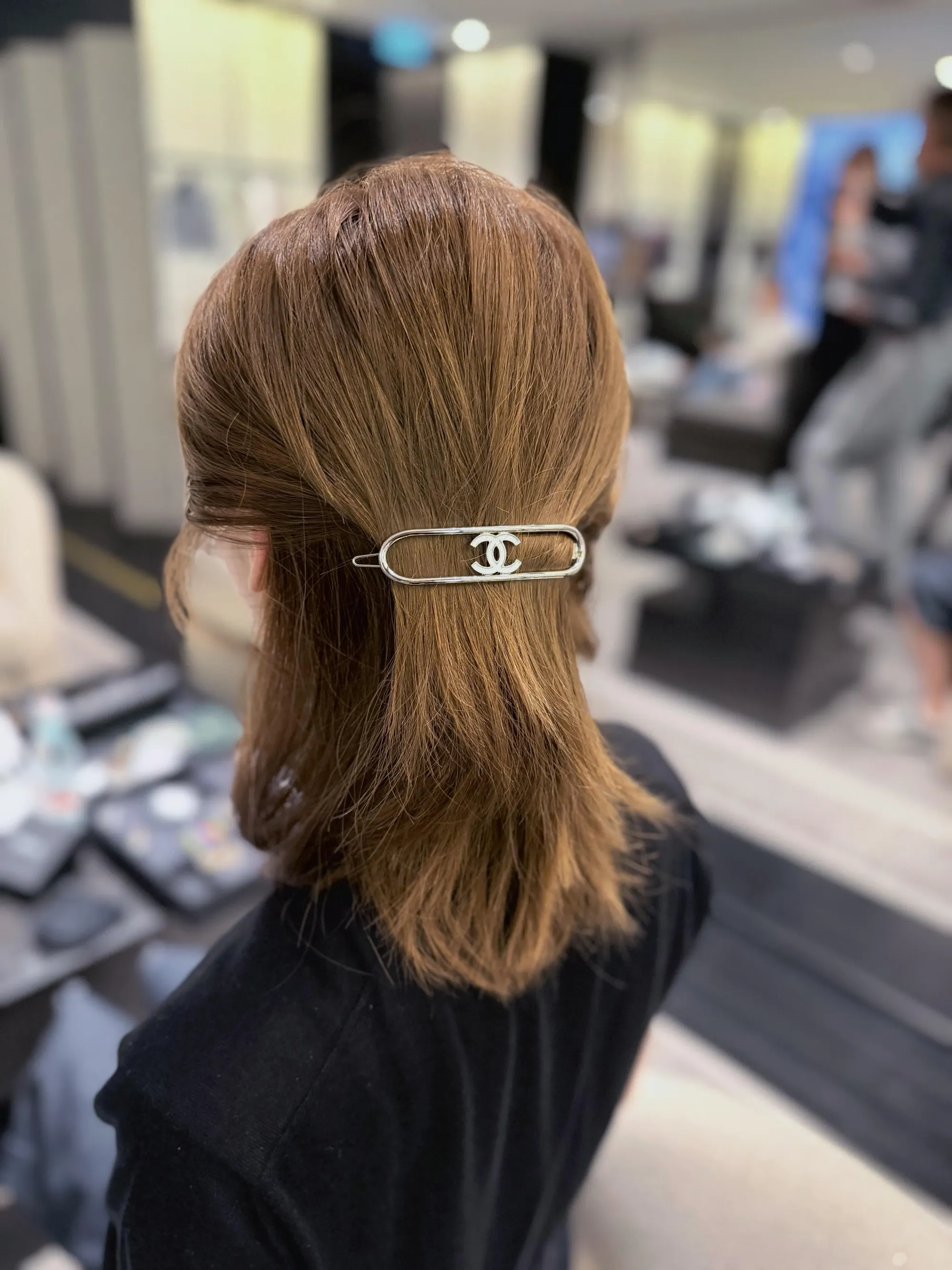 Chanel 2026 秋冬系列 26K 髮夾採用金屬材質,設有銀色及金色配搭選擇。外形精緻,不過有網民分享,實際佩戴時遇到容易滑落嘅問題,令產品嘅實用性引起討論。
