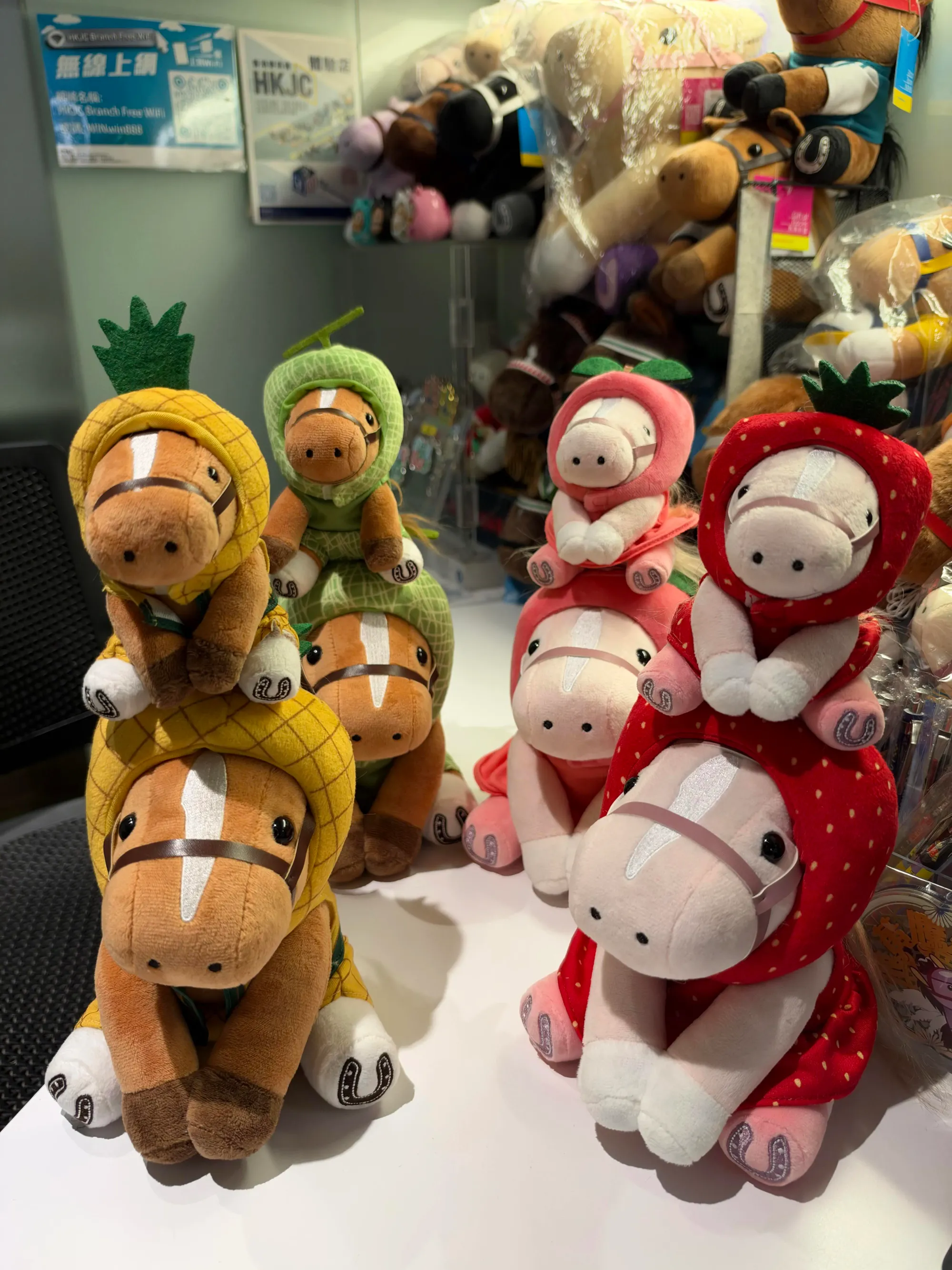 FRUITIE PONY 四款水果造型小馬毛公仔合照,展示士多啤梨、菠蘿、蜜瓜及蜜桃四款設計。