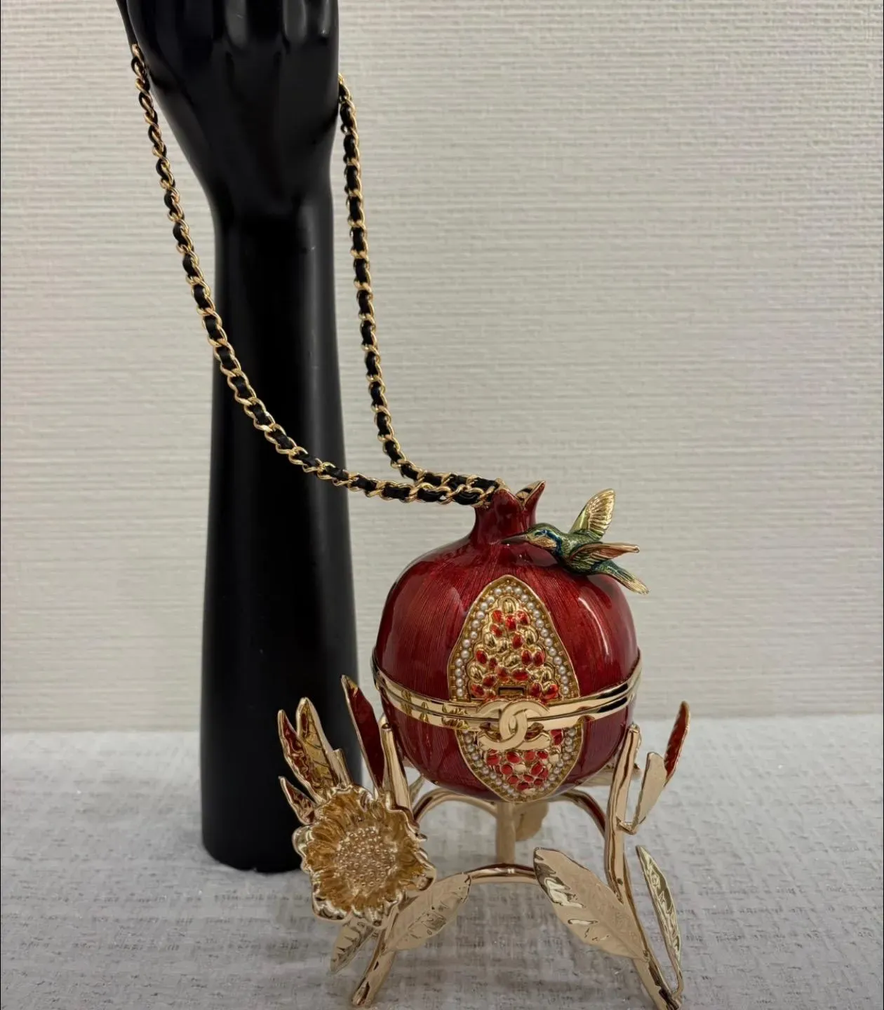 CHANEL 2026&nbsp;秋冬系列石榴造型硬式晚宴包，香港官方售價&nbsp;HK$229,600，以紅色石榴輪廓配搭金色調金屬及立體裝飾。