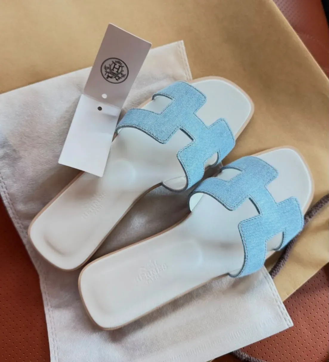 網民分享&nbsp;Hermès&nbsp;廣州&nbsp;Private Sale&nbsp;牛仔布&nbsp;Oran Sandal，據分享折後價格約人民幣&nbsp;¥3,600，折扣約五折。