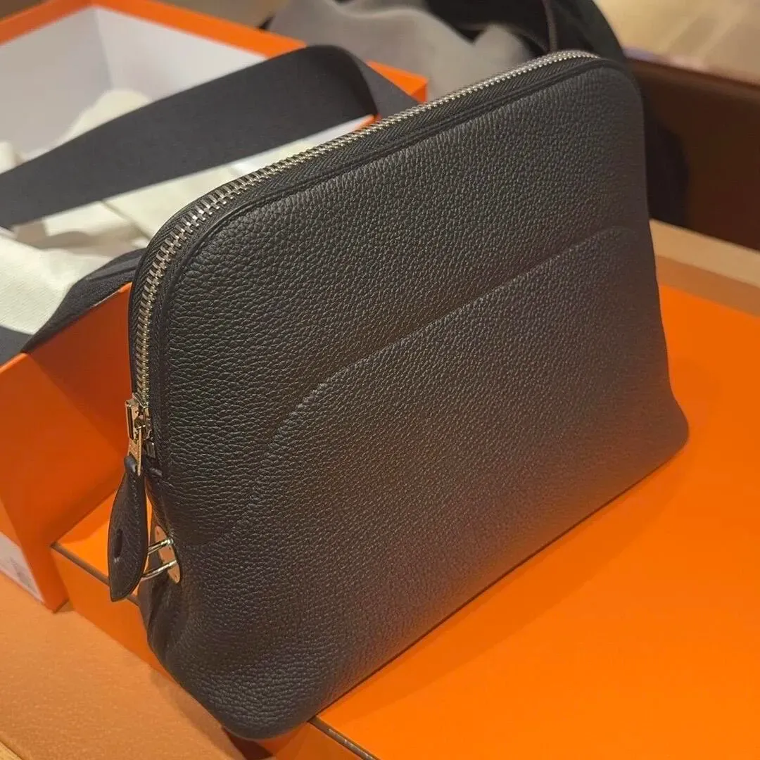 網民分享巴黎戴高樂機場 Hermès 店內獲介紹嘅 Bolide Messenger,帖主試上身後覺得效果一般,最後冇選擇購入。