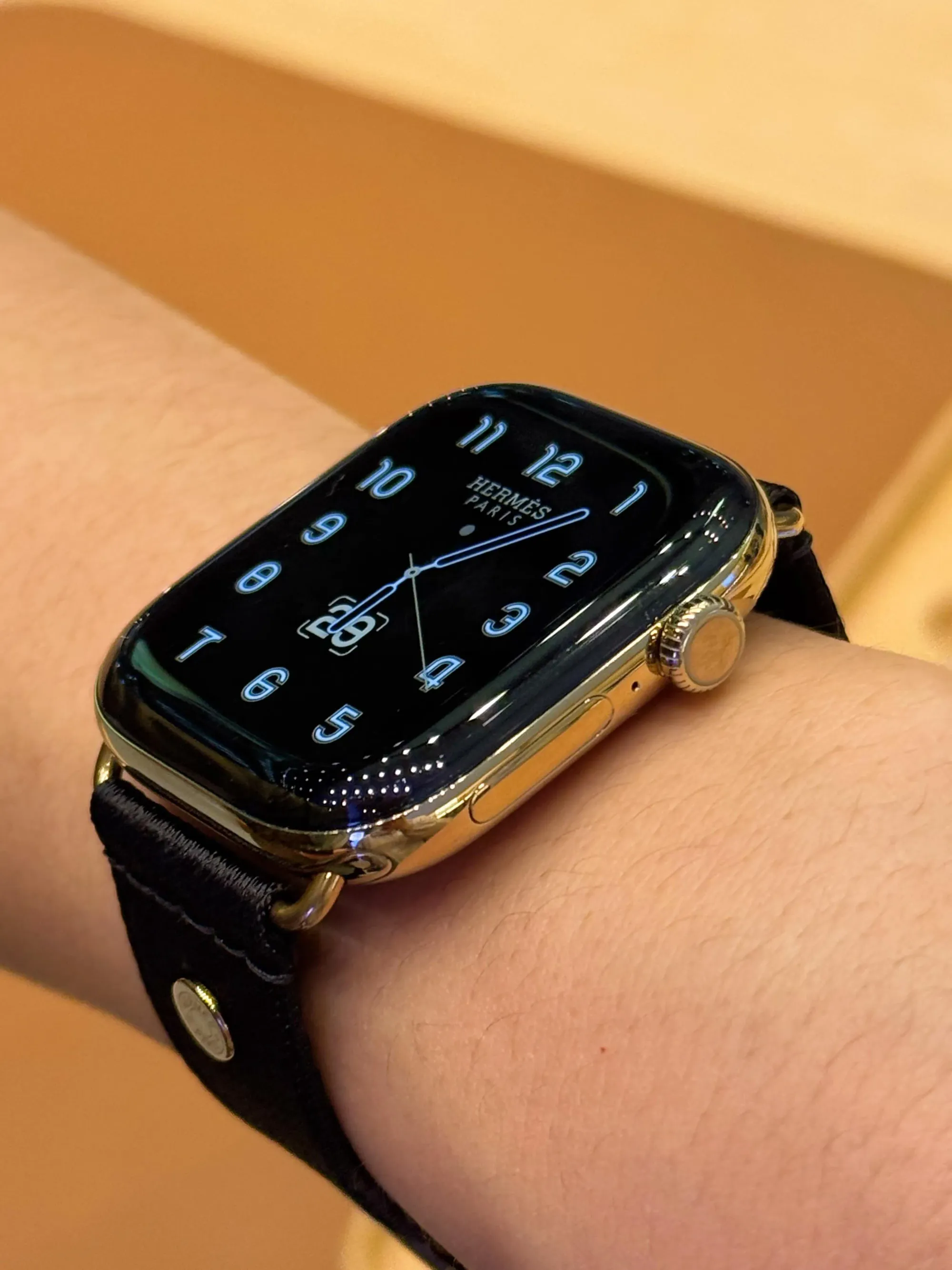 Apple Watch Hermès Series 12耀金色實物,金色錶面與耀金色鈦金屬錶殼互相呼應,成為今代外觀最搶眼嘅細節之一。