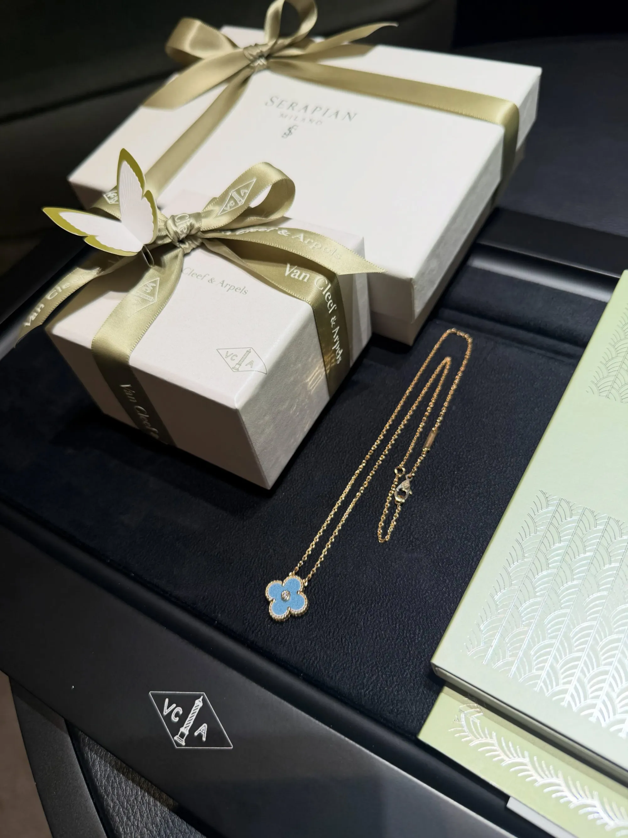 VCA 2026 Holiday Pendant首批實物近照,採用Blue Grey Sèvres Porcelain(藍灰色塞夫勒瓷器),配18K黃色黃金及中央鑽石。