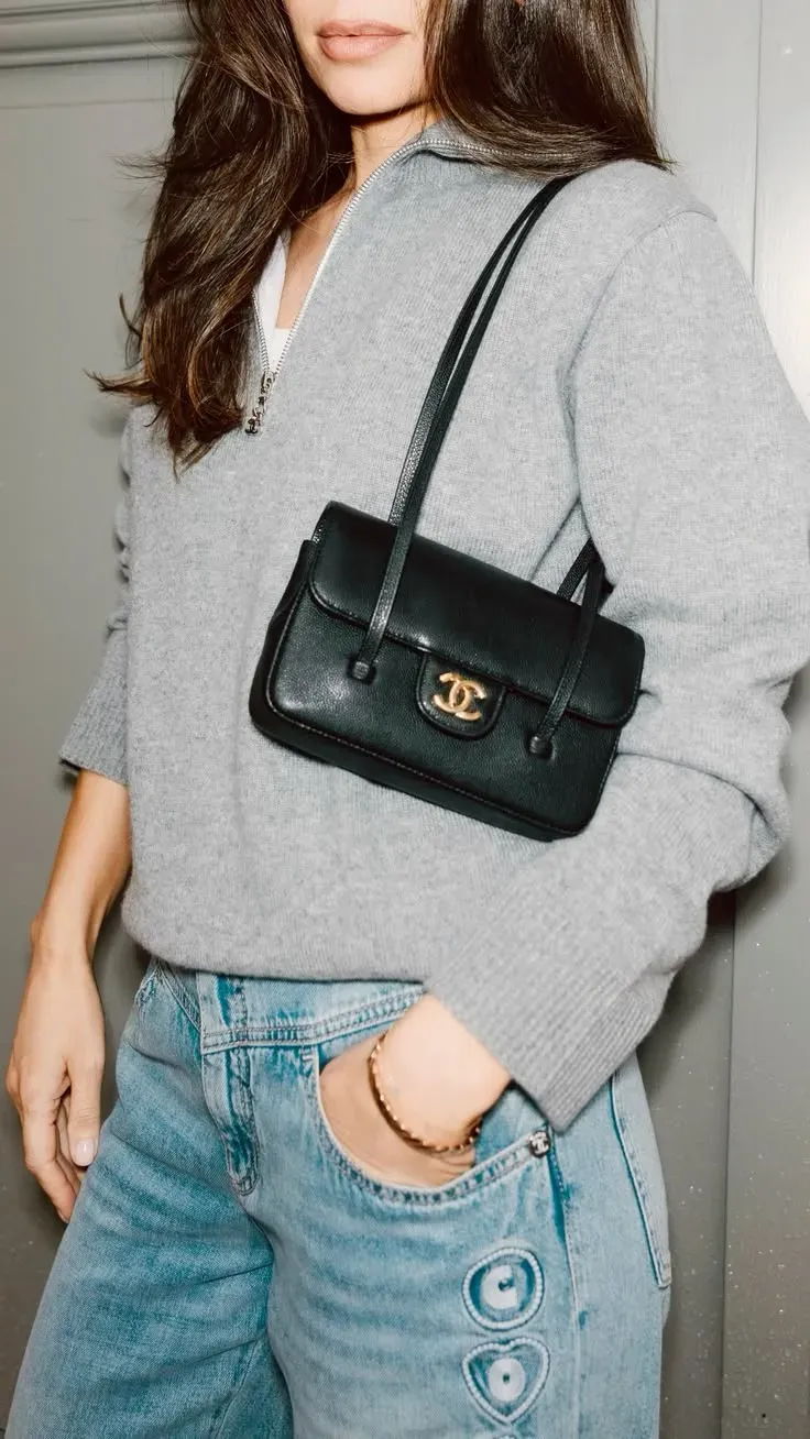 CHANEL Preppy Coco 手袋正面造型,展示橫向長形袋身、雙 C 標誌及前幅皮革帶設計。