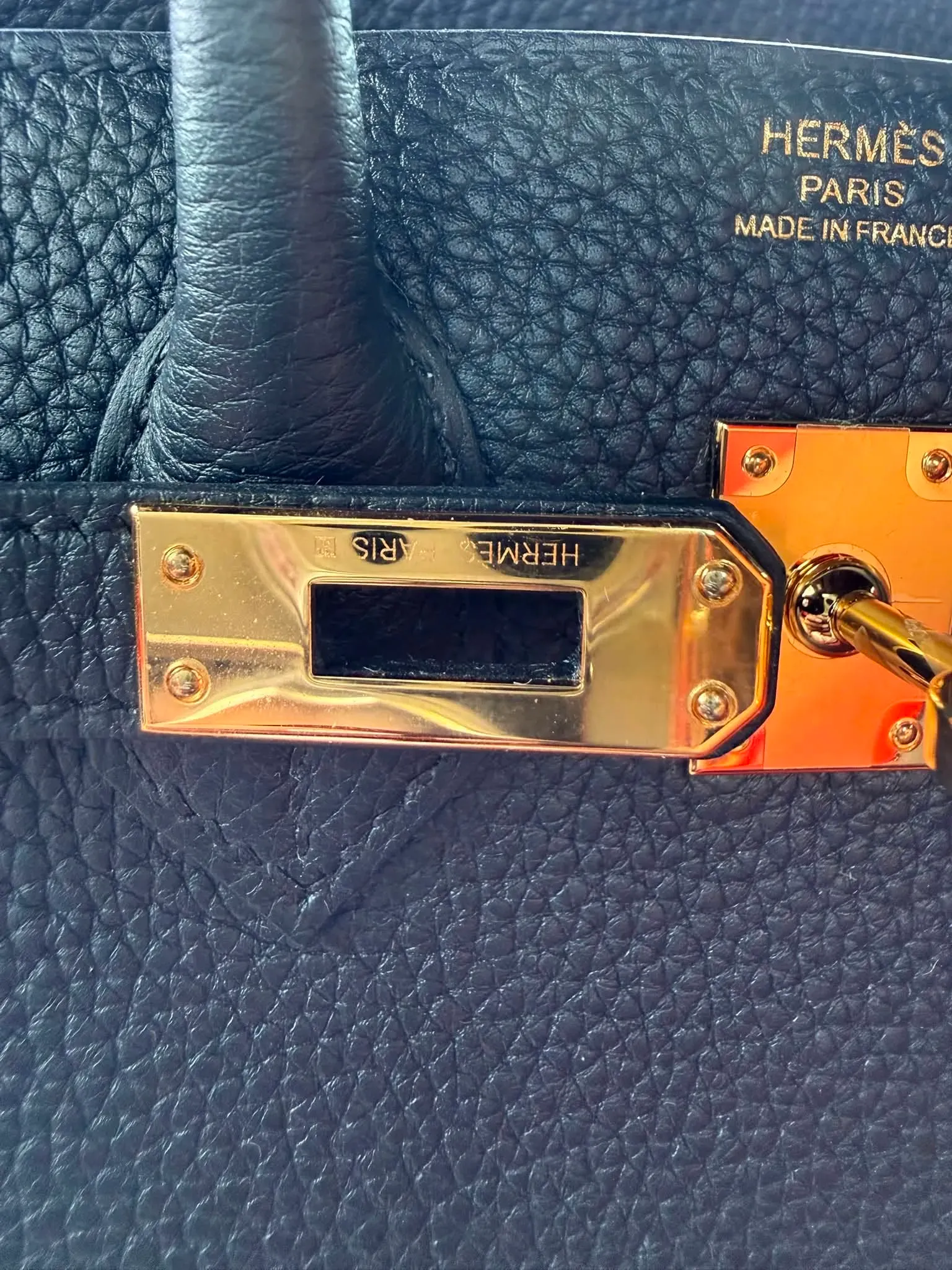 美國Hermès專門店購入嘅Birkin 25,樓主返屋企後發現前方Turn Lock(旋轉鎖扣)金屬配件方向裝反,令「Hermès Paris」刻字上下倒轉,事件隨即引起收藏圈熱烈討論。
