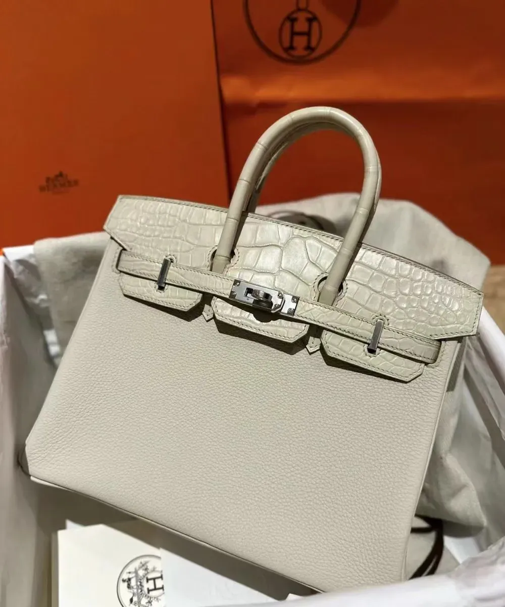 Hermès Birkin&nbsp;一直係二手奢侈手袋市場中備受關注嘅款式，部分轉售價格曾高於專門店零售價。不過，近期有轉售商表示，部分&nbsp;Birkin&nbsp;二手價格較&nbsp;2022&nbsp;年高位回落。