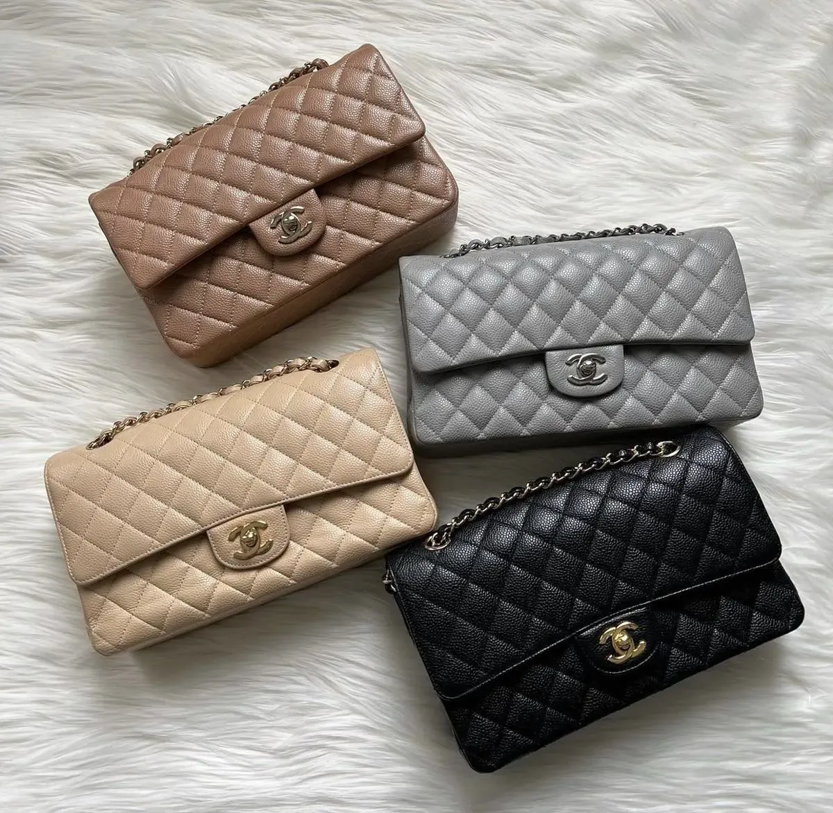 Chanel Classic Flap 長期被視為品牌最具代表性嘅手袋之一,但近年市場焦點開始轉向更多新袋型,「經典」同「當下流行」未必再係同一回事。