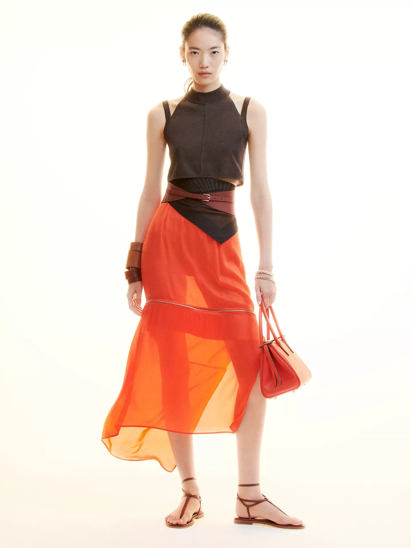 Hermès Women's Spring/Summer 2027 runway show，系列以夏日戶外場景及流動空氣作為設計想像。